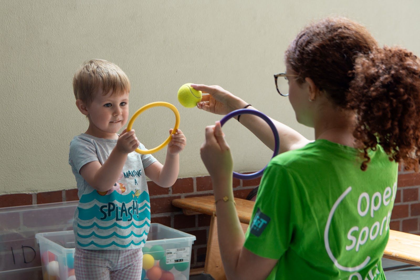 Ein Kleinkind spielt mit einer Coach mit Ringen und Ball