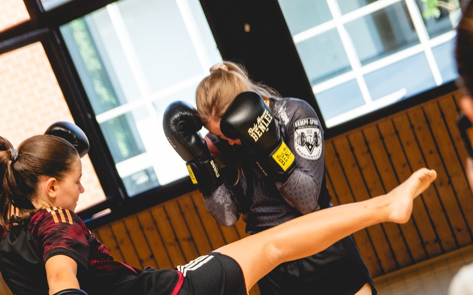 Zwei Jugendliche beim Boxtraining im Selbstverteidigungs-Workshop